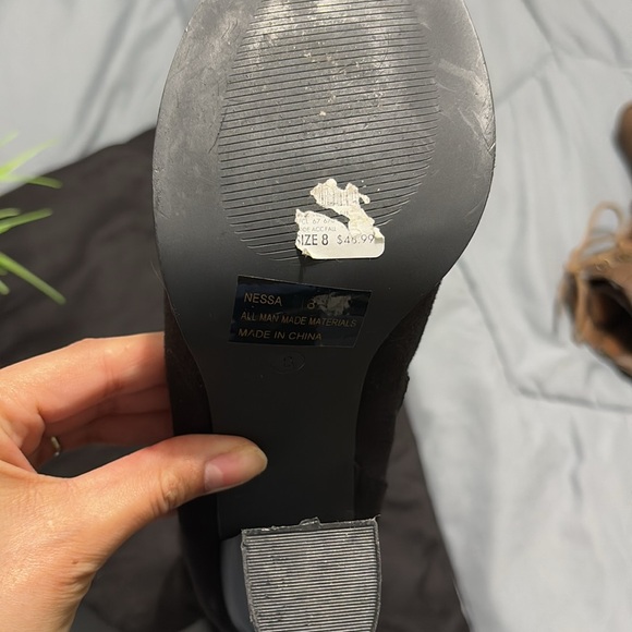 👢 Boots - Picture 2 of 5